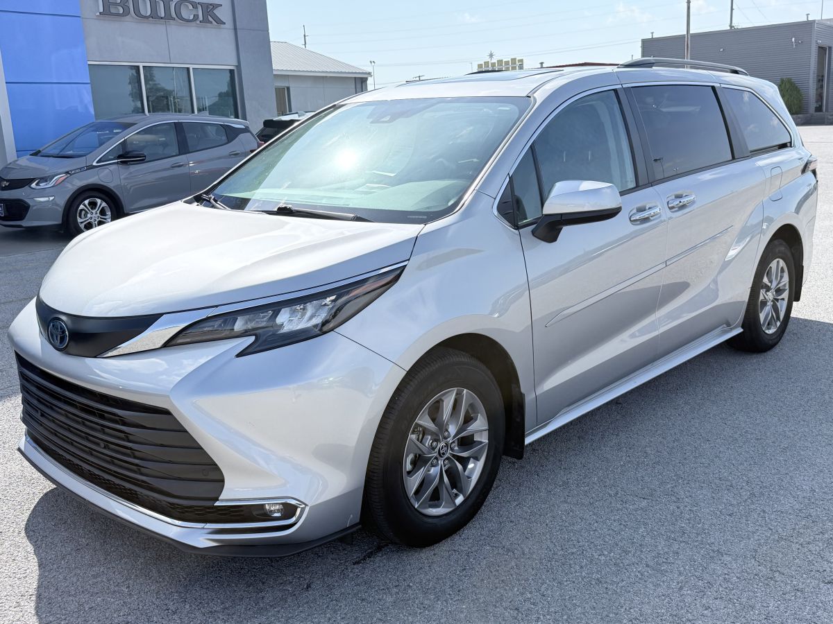 Silver 2024 Toyota Sienna XLE 7-Passenger FWD Minivan Front-Wheel Drive Automatic